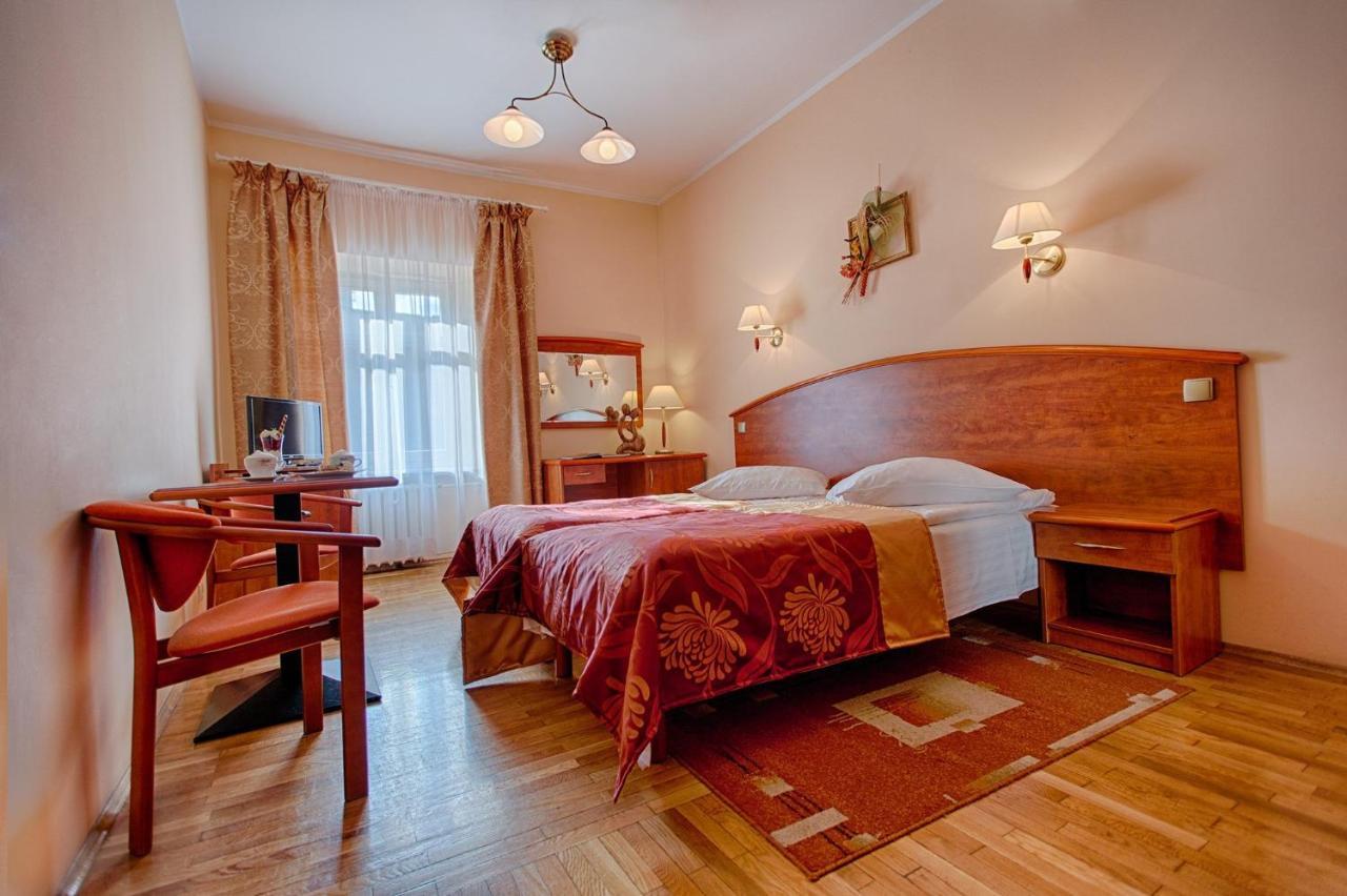 Hotel Restauracja Caspar 옐레니아구라 외부 사진