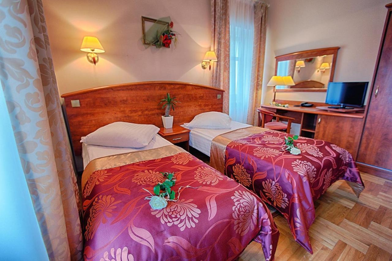 Hotel Restauracja Caspar 옐레니아구라 외부 사진