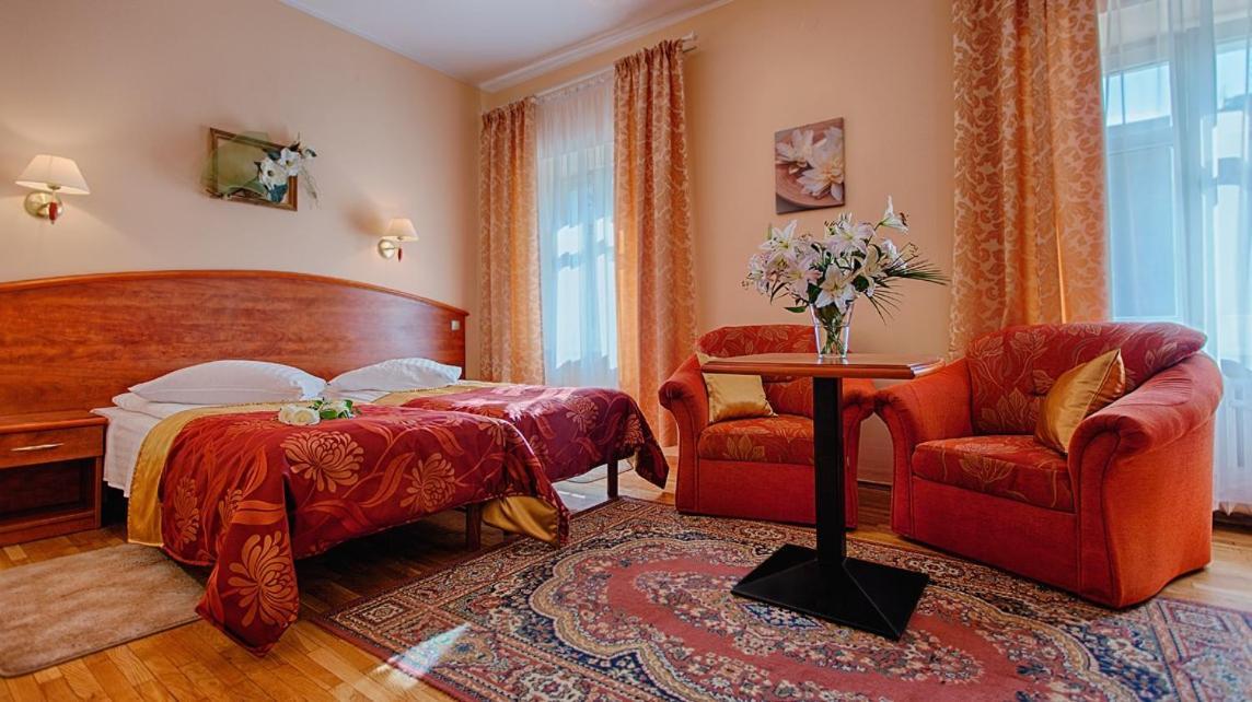 Hotel Restauracja Caspar 옐레니아구라 외부 사진