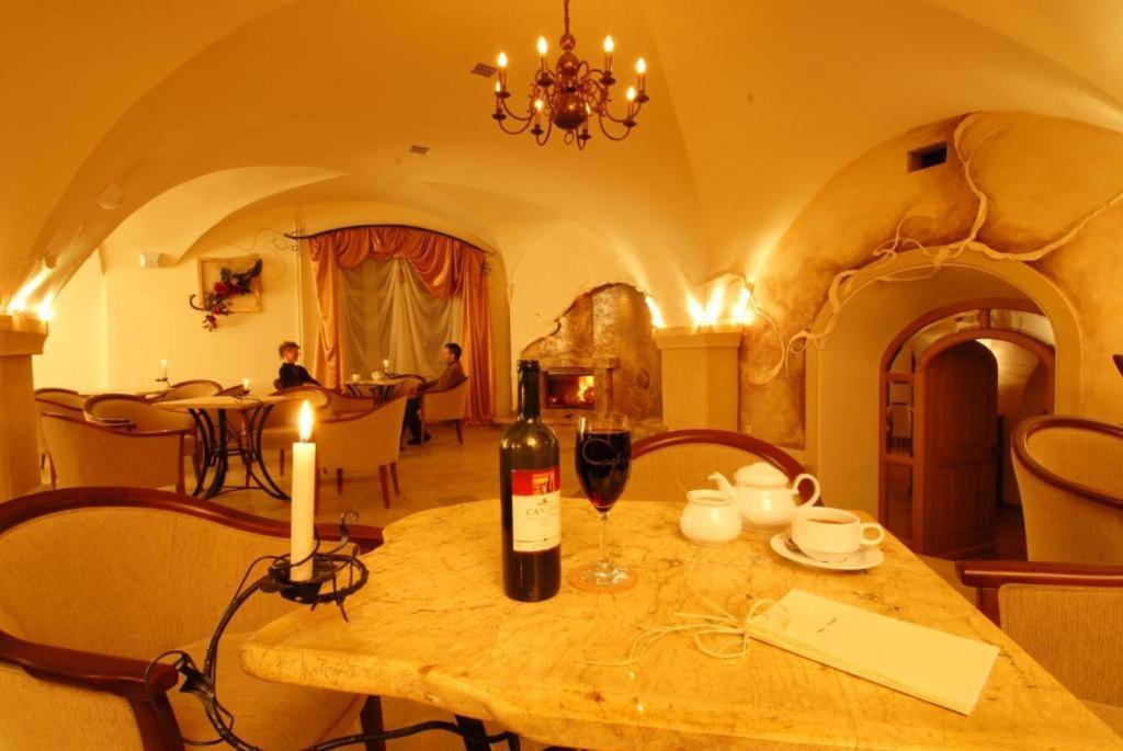 Hotel Restauracja Caspar 옐레니아구라 외부 사진