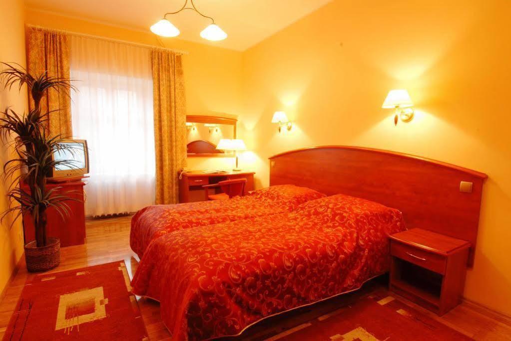 Hotel Restauracja Caspar 옐레니아구라 외부 사진